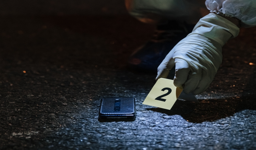 EVİNDE YAPILAN ARAMA SONUCU POŞET İÇİNDE 12,5 GRAM ESRAR MADDESİ BULUNMASI TEK BAŞINA SANIĞIN UYUŞTURUCU MADDE İMAL VE TİCARETİNİ YAPTIĞINI GÖSTERMEZ. UYUŞTURUCU MADDE TİCARETİ VE EVDE ESRAR BULUNMASI HAKKINDA YARGITAY KARARI