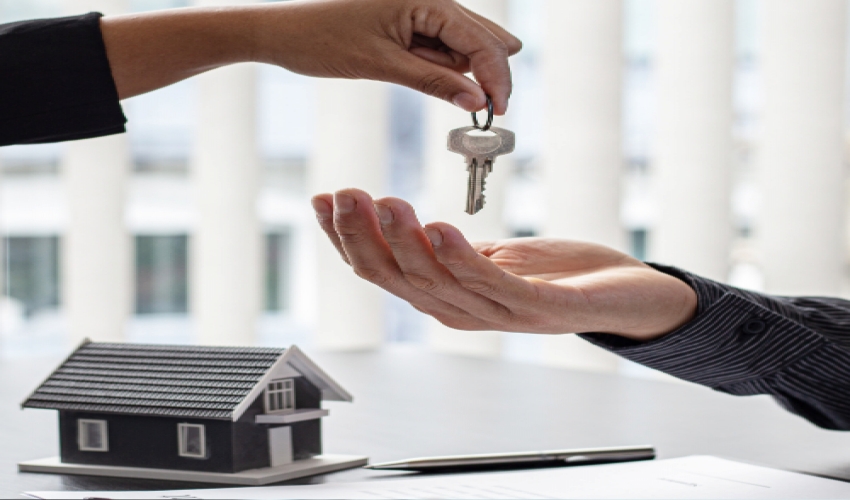 KİRA SÖZLEŞMESİ YENİ EV SAHİBİNİ BAĞLAR MI? KİRA SÖZLEŞMESİNİN TAPUYA ŞERH EDİLMESİNİN FAYDASI NEDİR? KİRA SÖZLEŞMESİNİ TAPUYA BİLDİRMEK GEREKİR Mİ? YENİ EV SAHİBİ KİRACIYI EVDEN ÇIKARABİLİR Mİ? YENİ MALİKİN EŞYAYI KULLANDIRMA BORCU KİRACISI OLAN EVİ SATIN ALMAKLA DOĞAR MI? YENİ EV SAHİBİNİN KİRACIYI ÇIKARABİLMESİ HAKKINDA YARGITAY KARARI